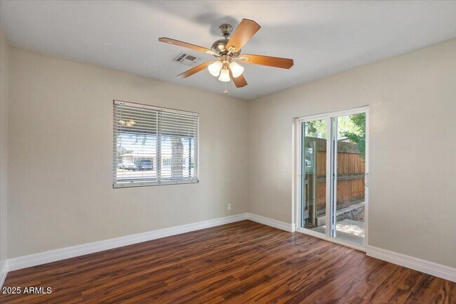Building Photo - 838 E Belmont Ave