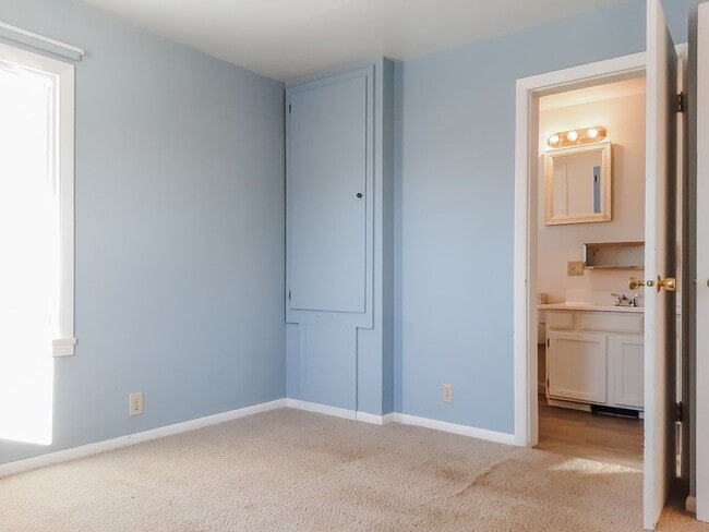 Building Photo - PET FRIENDLY 3 BED/ 2 BATH WITH GARAGE