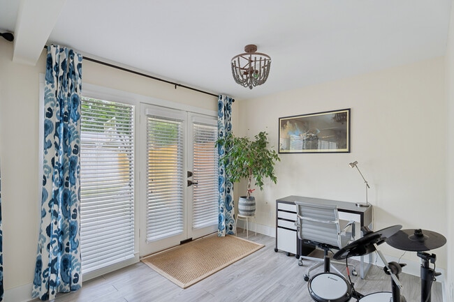 Building Photo - 4097 Longview Dr