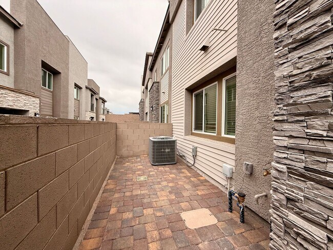 Building Photo - BRAND NEW 3 BED 2.5 BATH 2 BALCONY 2 CAR GARAGE TOWNHOUSE IN HENDERSON FOR RENT!!
