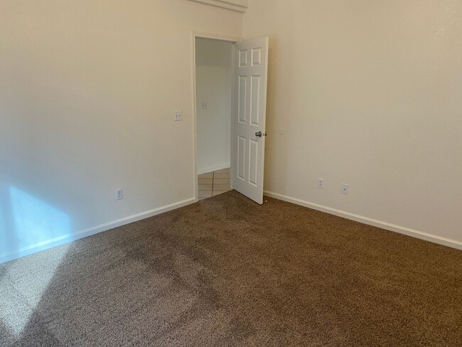 Building Photo - 4 bedroom 2 bathroom house in SE Visalia!