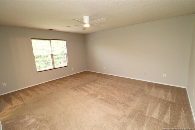 Building Photo - 5 Bellmore Ct