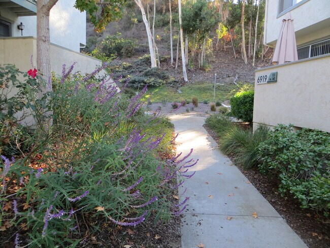 Building Photo - Two Bedroom Townhome in Linda Visa
