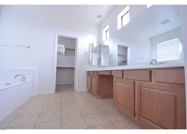 Building Photo - 1421 W Pelican Ct