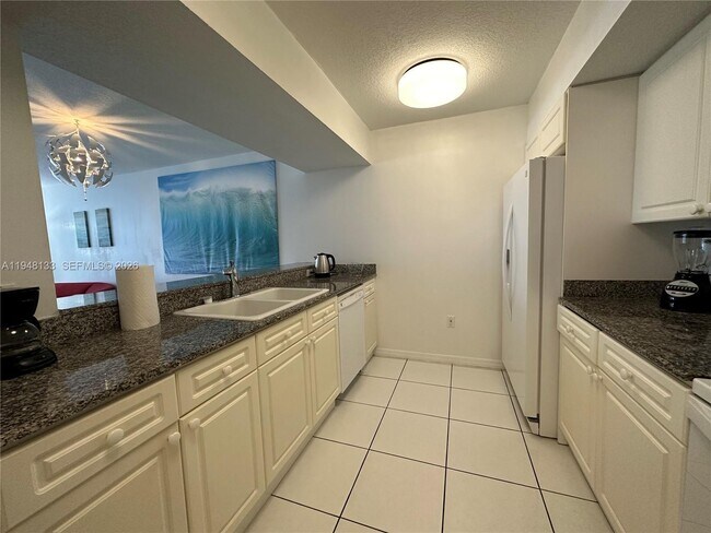 Building Photo - 17275 Collins Ave