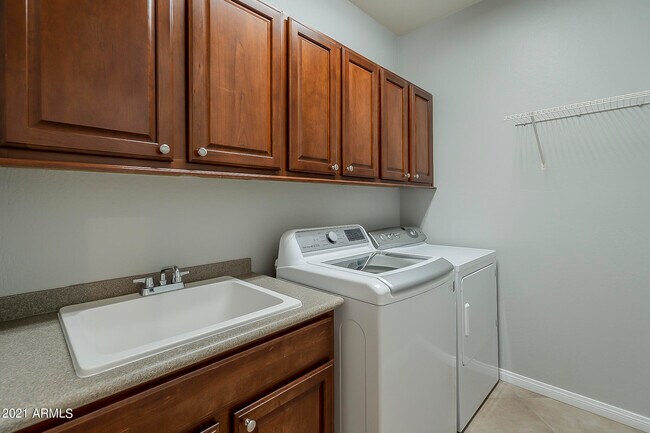 Building Photo - 3921 E Melinda Dr