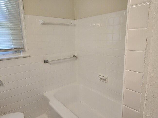 Building Photo - 1225 NE 42nd St