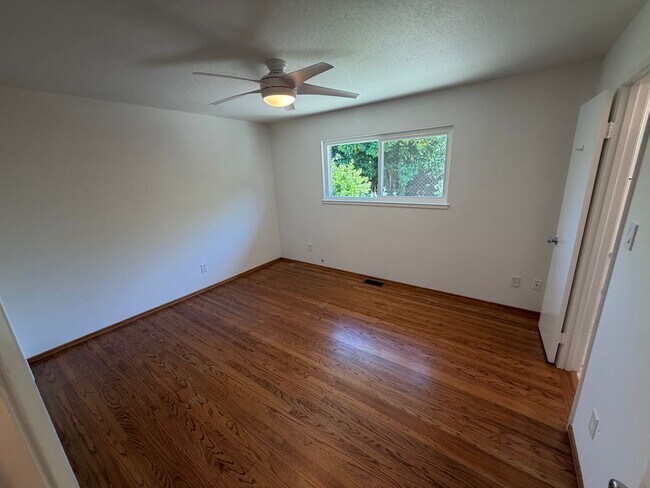 Building Photo - 3 Bedroom | 2 Bathroom | Single Family Home