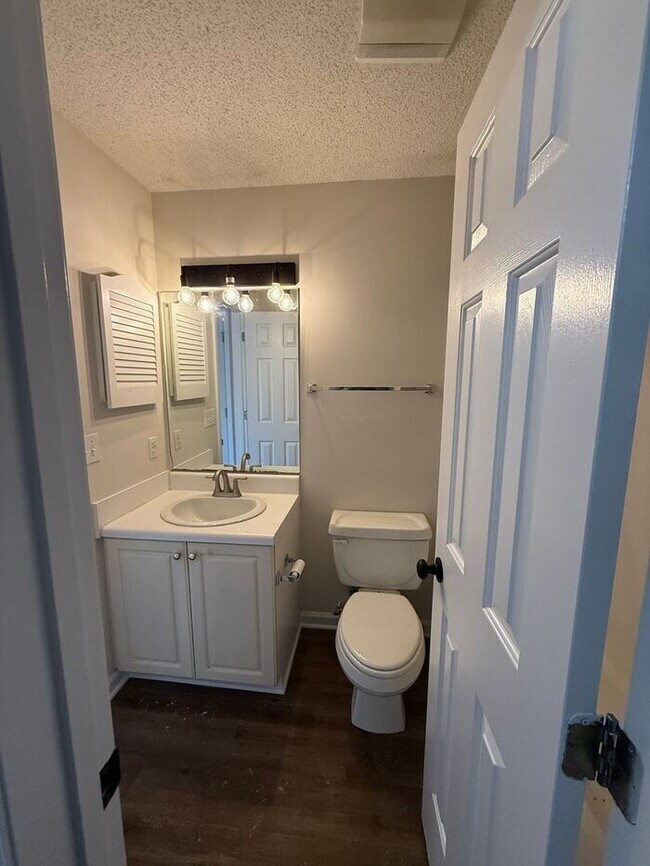 Building Photo - Modern Updated Top Floor unit! Freshly Pai...