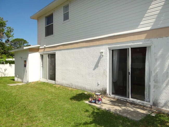 Building Photo - 2 bed 2.5 bath home only 1.5 miles to the ...
