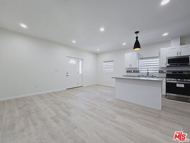 Building Photo - 2826 3/4-2824 Leeward Ave