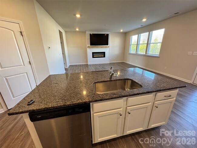 Building Photo - 2011 Weddington Pointe Dr