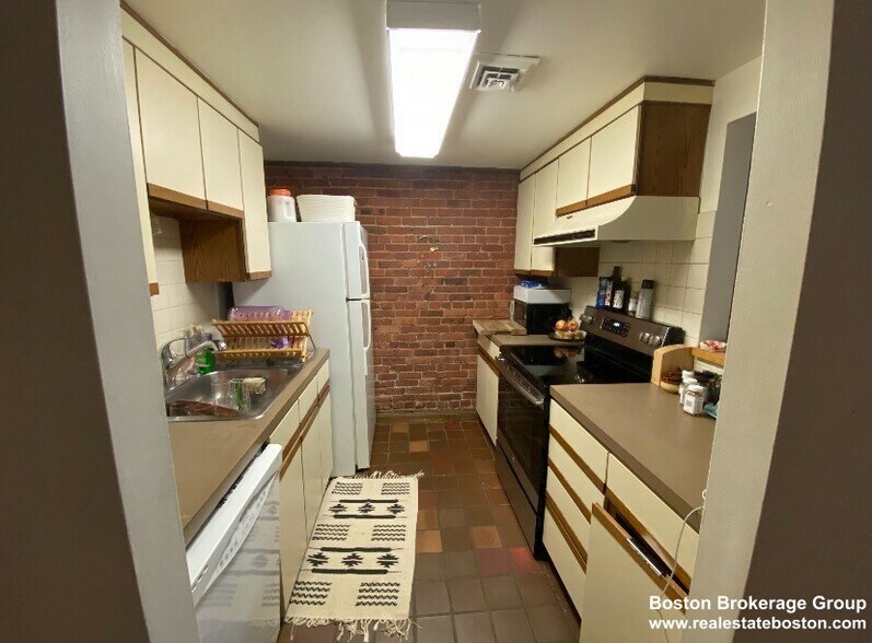Primary Photo - 103 Gainsborough St