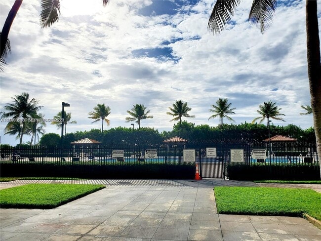 Building Photo - 2625 Collins Ave