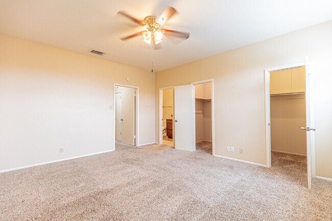 Building Photo - 3678 Hidden Dr
