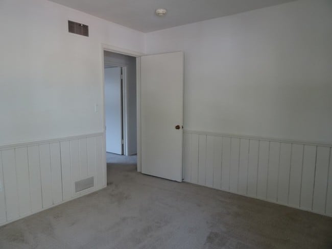 Building Photo - 2950 Land Park Dr