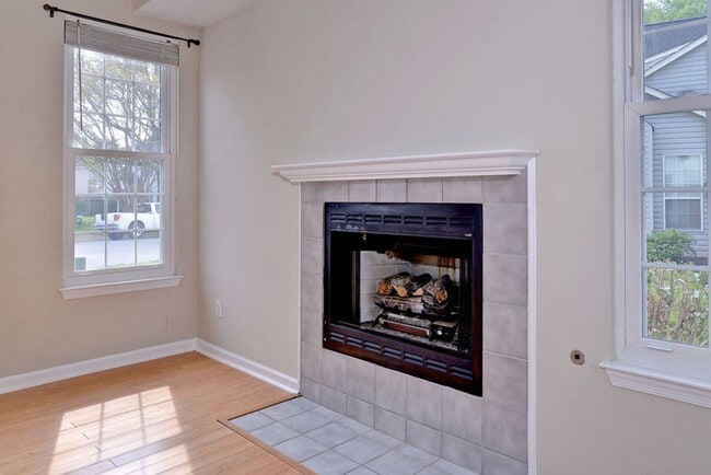Building Photo - Spacious Duplex in Coventry