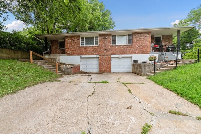 Building Photo - Beautifully Updated 1/2 Duplex in Prime Kansas City Location!