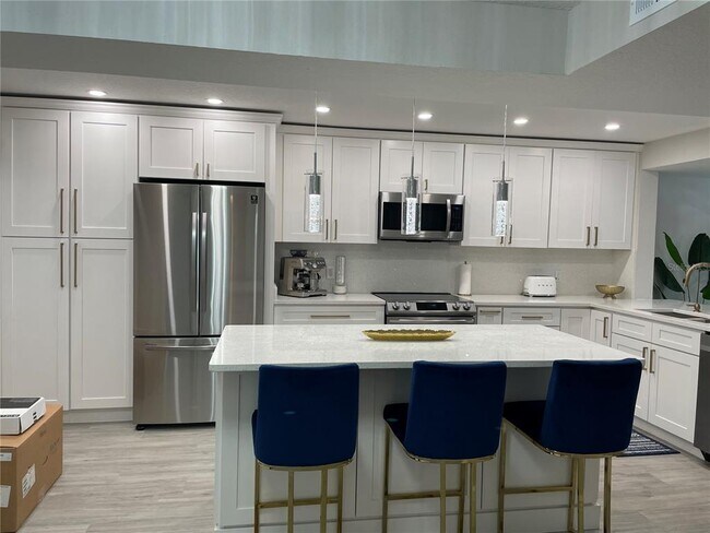 Building Photo - 126 1st St E