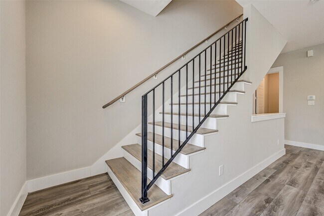 Building Photo - 1302 W 24th St