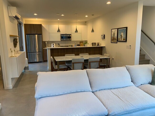 Building Photo - Capital Hill Row House ! 3 bed, 3 bath 194...
