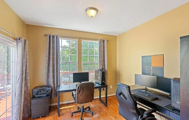 Building Photo - 3 level End Unit townhouse w/bump out in B...