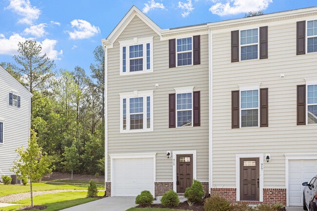 Building Photo - 915 Romeria Dr