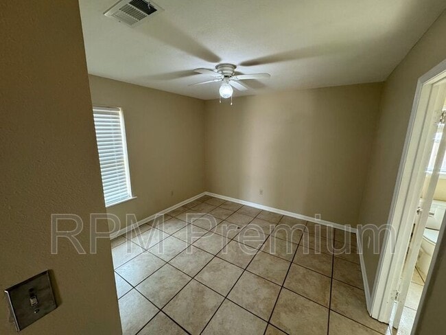 Building Photo - 1027 Barrington Dr