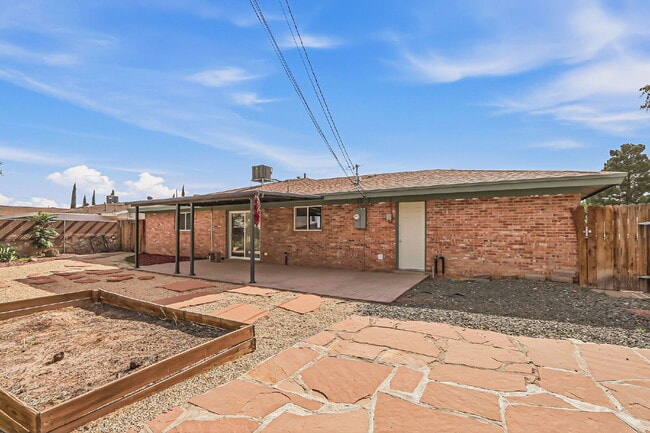 Building Photo - 3-Bedroom Home on Wedgewood Drive fully landscaped