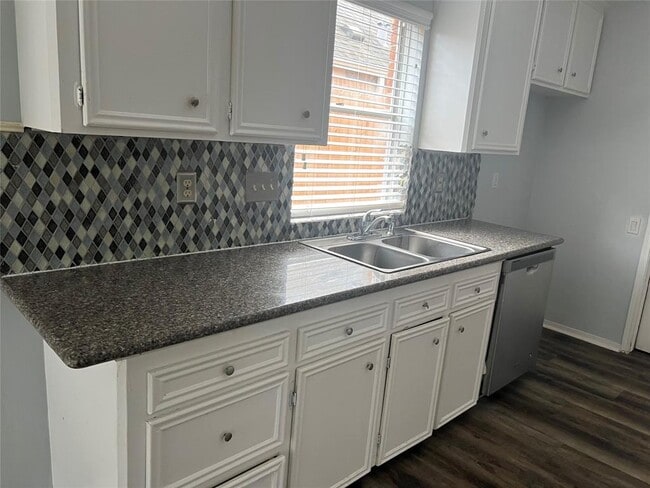 Building Photo - 111 Kings Ct