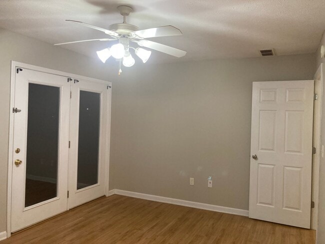 Building Photo - LOCATION LOCATION Location!  Close to Baptist Health Hospital, Shopping, & More