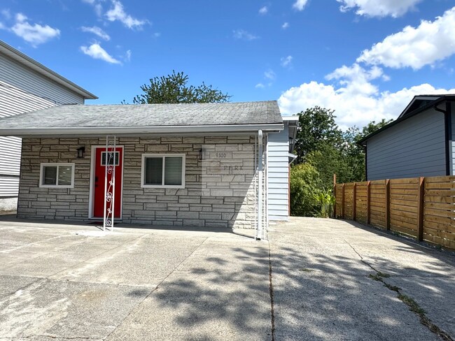 Building Photo - Updated 2 Bed, 1 Bath | South Beacon Hill | Private Patio + Parking
