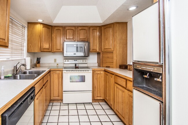 Building Photo - Available! Beautiful fully furnished/equipped 3BR patio home.