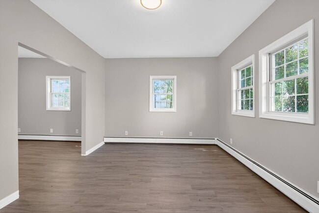 Building Photo - Charming 3BR Duplex in Dunmore