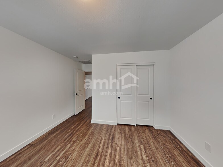 Building Photo - 4019 S 105th Dr