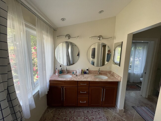 Building Photo - 2354 King Pl NW