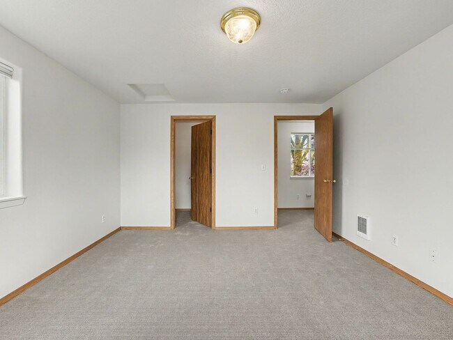 Building Photo - NAVAB02