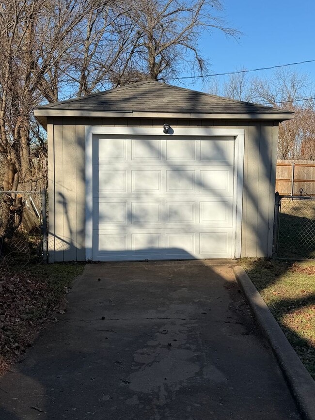 Building Photo - 304 W Chicago St