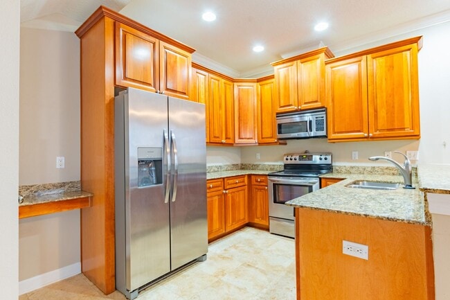 Building Photo - South Tampa 3 Bed / 2 Bath / 1 Car Garage ...