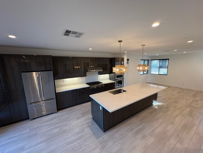 Building Photo - 1650 Pomona Ave