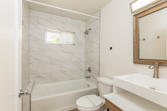Building Photo - 1 Bedroom in Oceanside!
