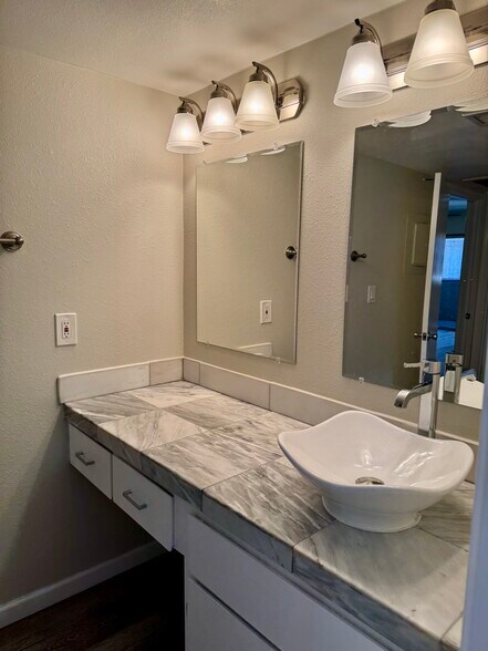 Building Photo - 4554 E Paradise Village Pky N