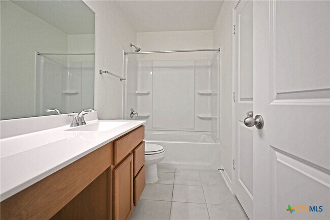 Building Photo - 512 Dakota Crk