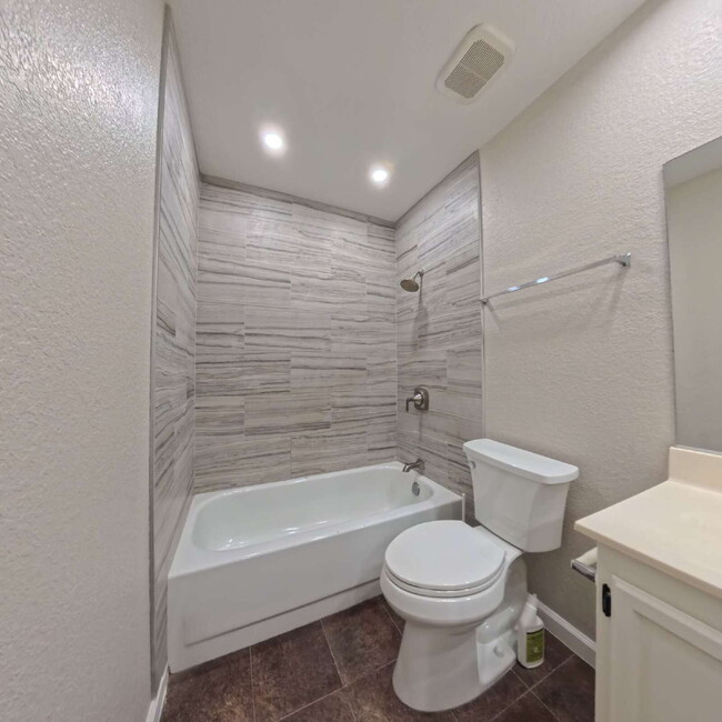 Building Photo - Stunning 2-Bedroom Condo 2nd Floor at The Lakes!