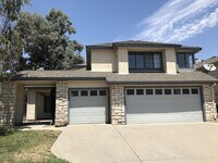 Building Photo - 4 bed & 3 full bathrooms in Tracy!