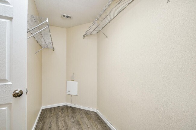 Building Photo - 410 Cardinal Way