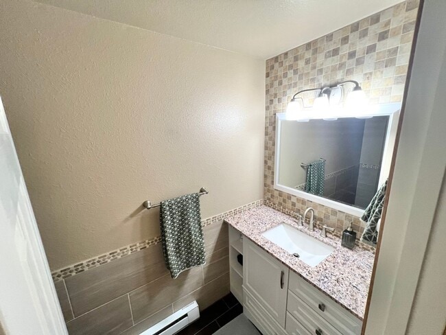 Building Photo - Beautiful Custom 3bd 2.5 bath Hardwood in ...