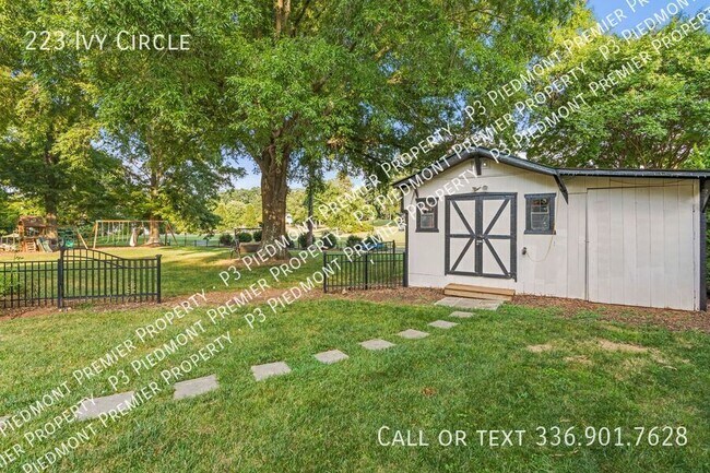 Building Photo - 223 Ivy Cir