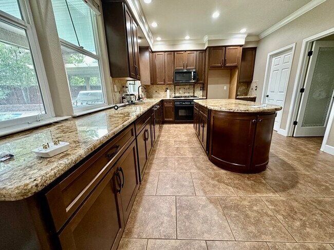 Building Photo - Must See This Beautiful 4 Bedroom 3 Bathro...