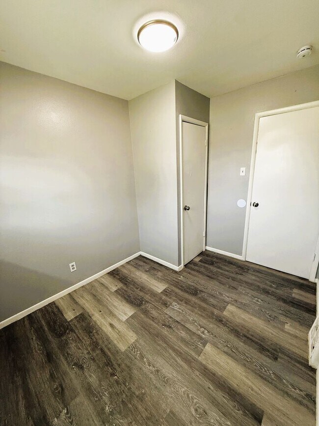 Building Photo - 323 Shepley Dr